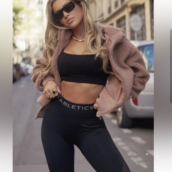 New! Fabletics Sync Seamless High-Waisted 7/8
Legging Black - Picture 4 of 8